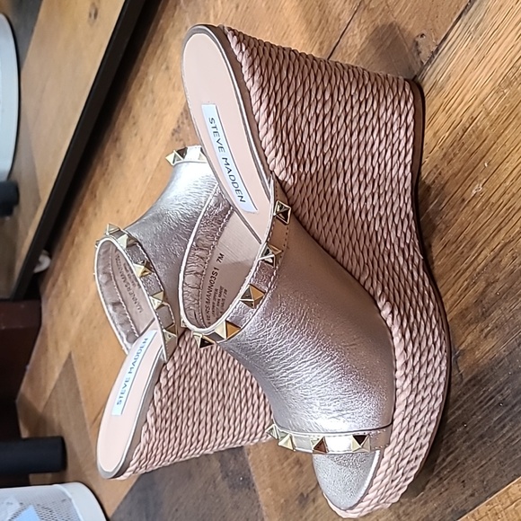 Steve madden wedge heels with gold studs - Picture 3 of 8
